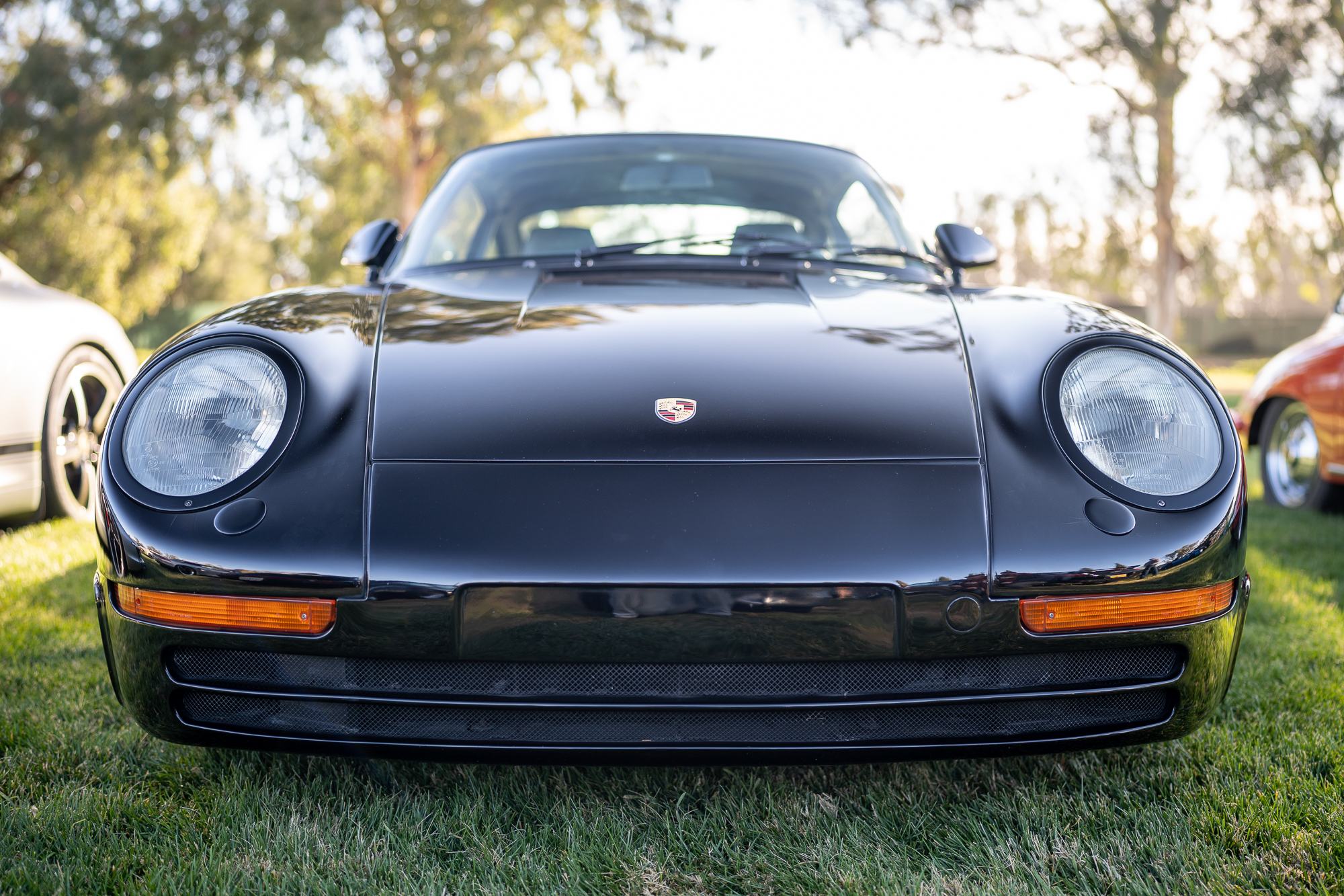 Frontend on a black Porsche 959