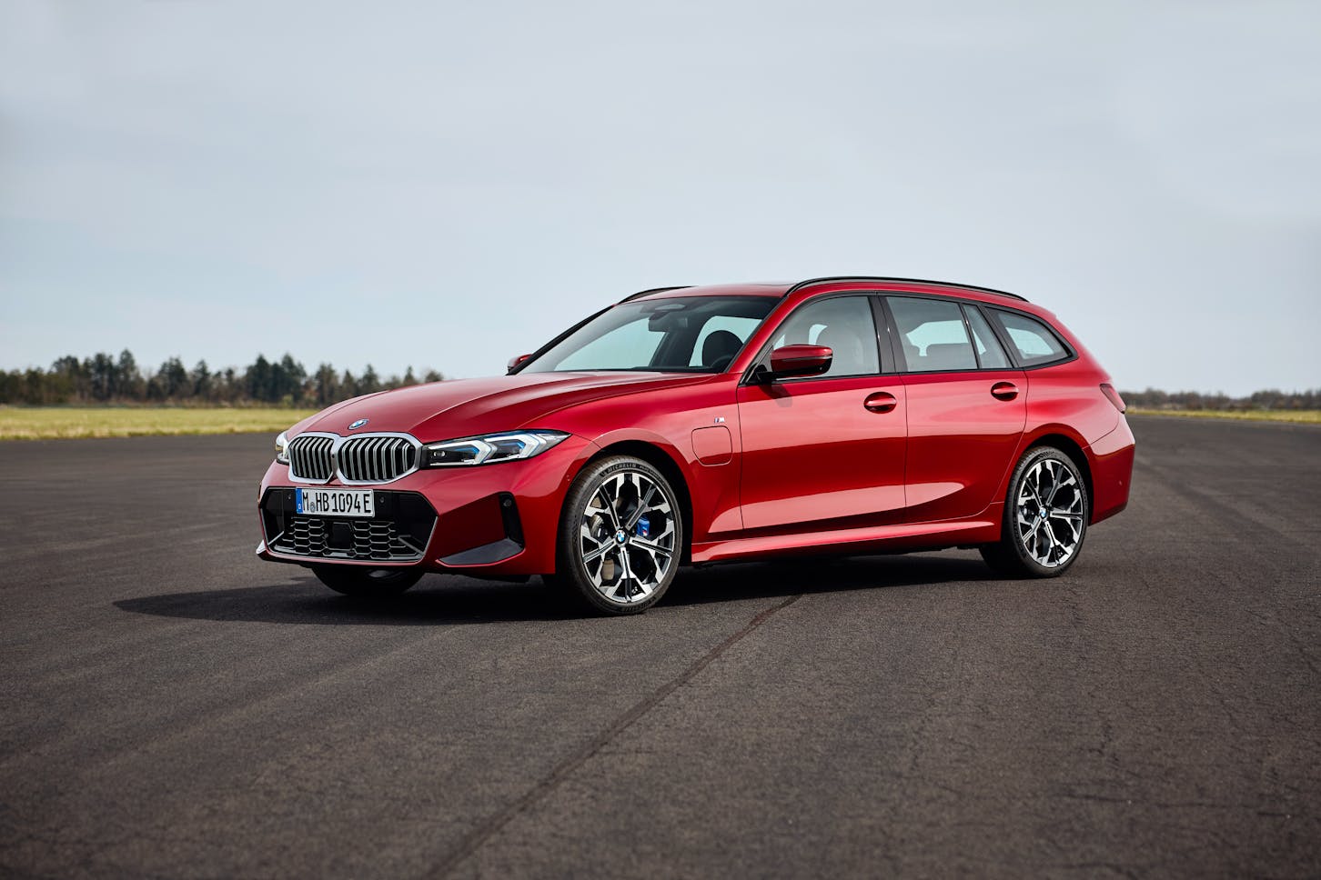 Ein BMW 3er Touring in rot.