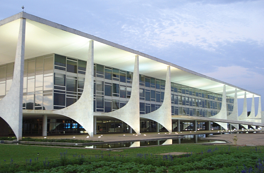 Palácio do Planalto - workplace of the president of Brasil - picture by Hugo Pardo Kuklinski (https://www.flickr.com/photos/18016623@N00/2825140874/)
