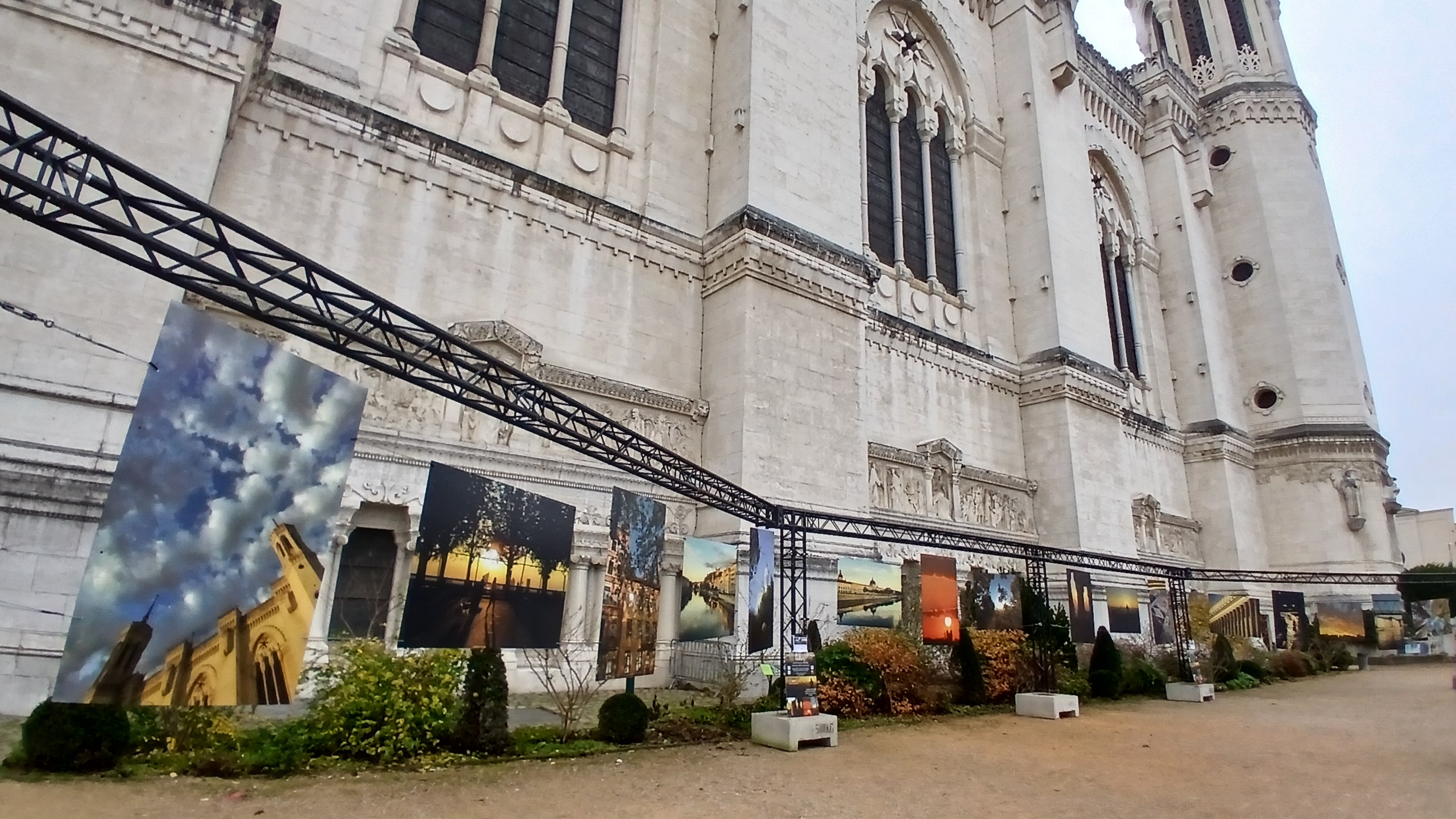 Vue d’ensemble : implantation sur l'esplanade