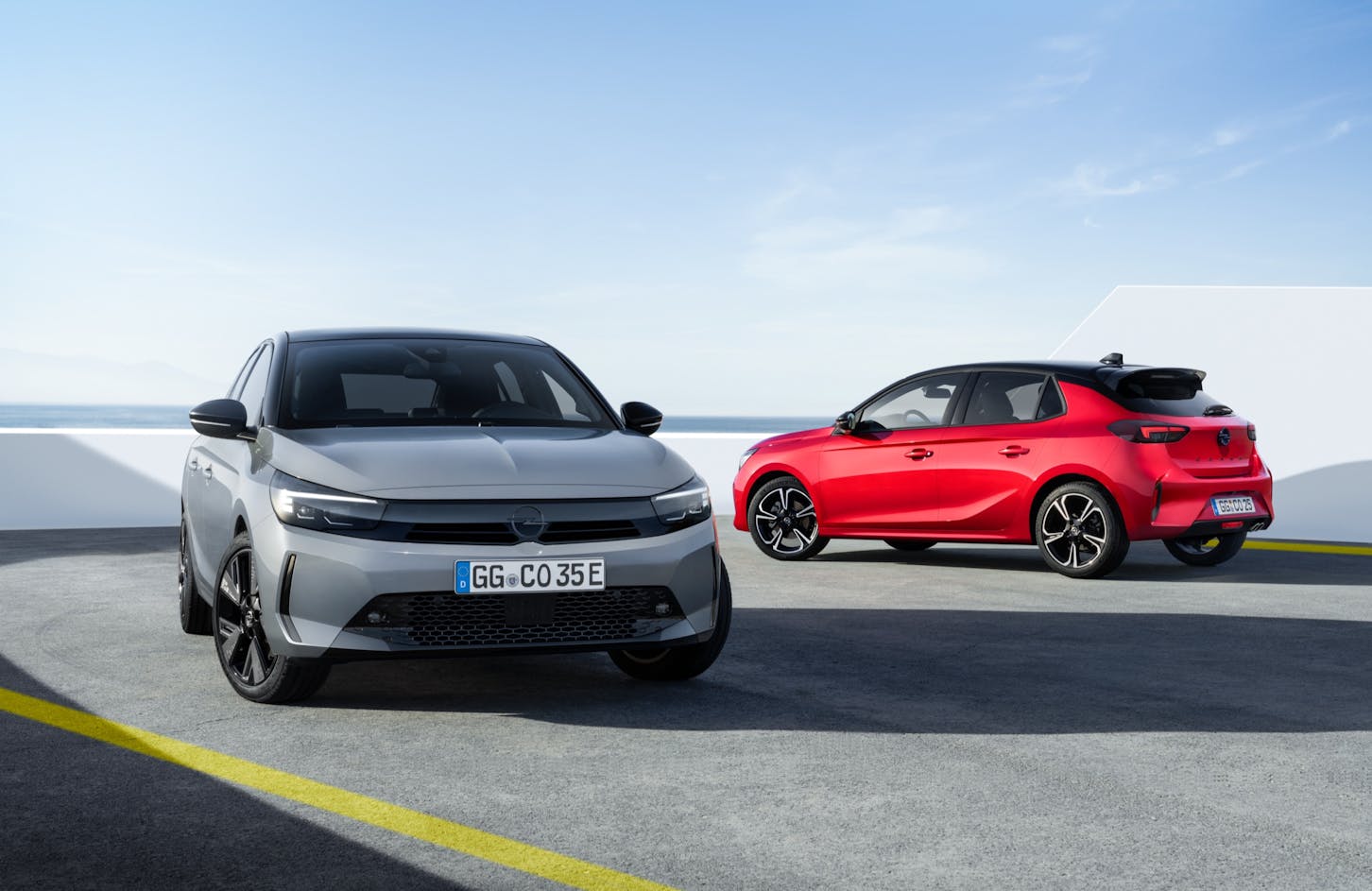 Ein grauer Opel Corsa-e und ein roter Opel Corsa.