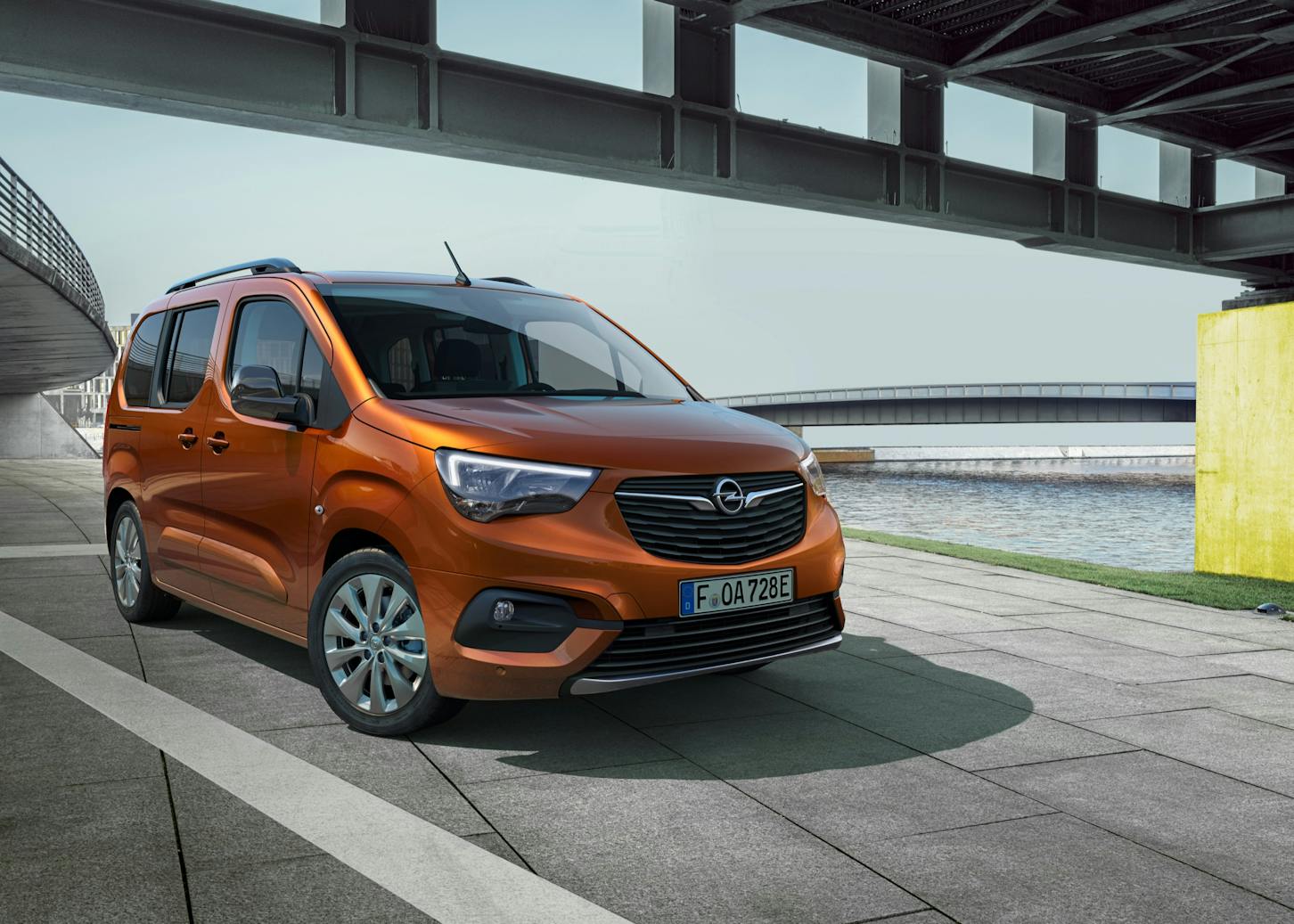 Ein kupferfarbener Opel Combo-e Life.