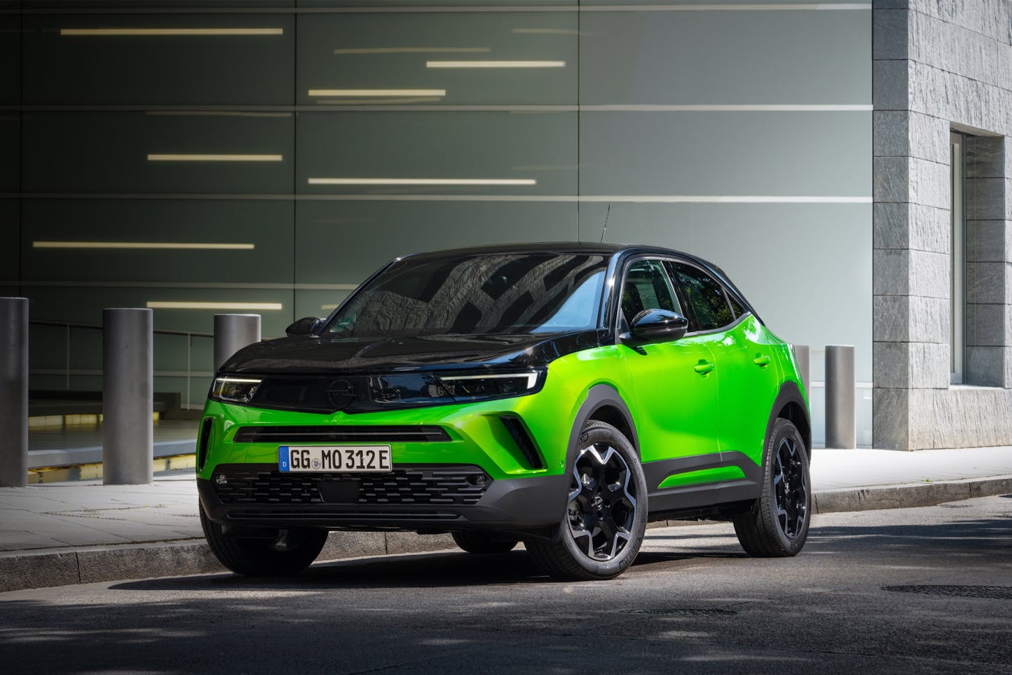 Ein grüner Opel Mokka Electric.