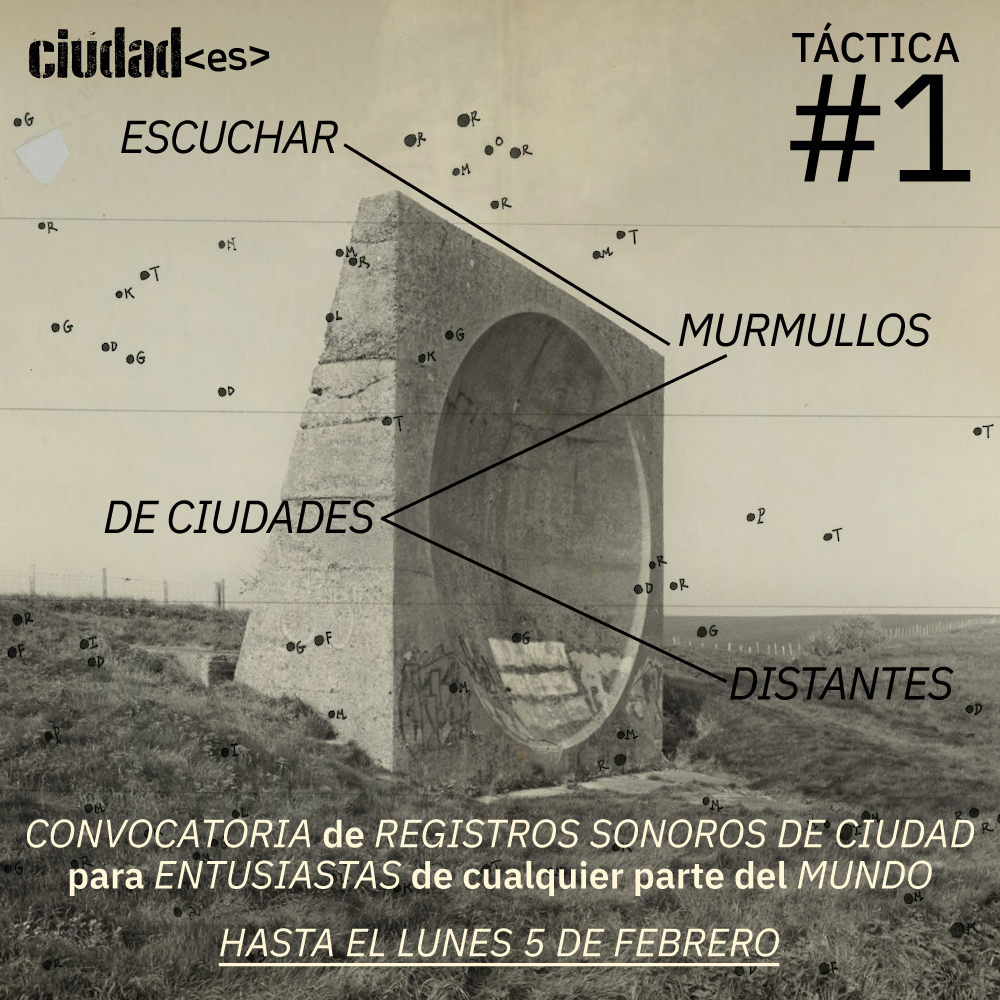Forografía. En un paisaje rural, se erige una escultura de piedra que simula un inmenso parlante. Sobre la imagen, múltiples puntos negros dibujados. Sobre la fotografía, hay un texto que dice: "Escuchar murmullos de ciudades distantes. Convocatoria de registros sonoros de ciudad para entusiastas de cualquier parte del mundo. Abierta hasta el lunes 5 de febrero."