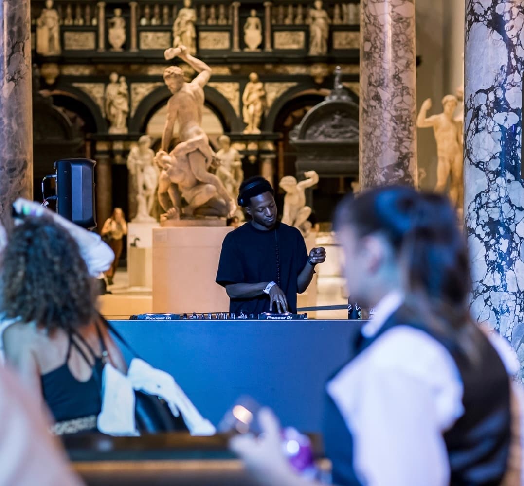 WOH Radio: Mondo Radio w/ Ashley Holmes