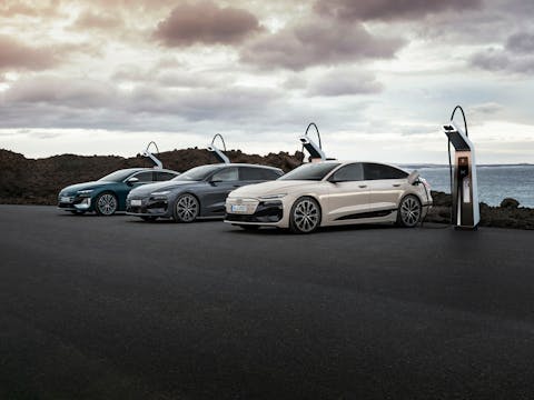 Mehrere Elektroautos an Ladesäulen.