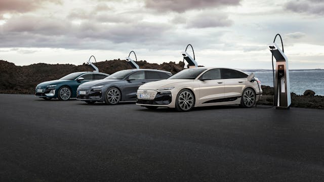Mehrere Elektroautos an Ladesäulen.