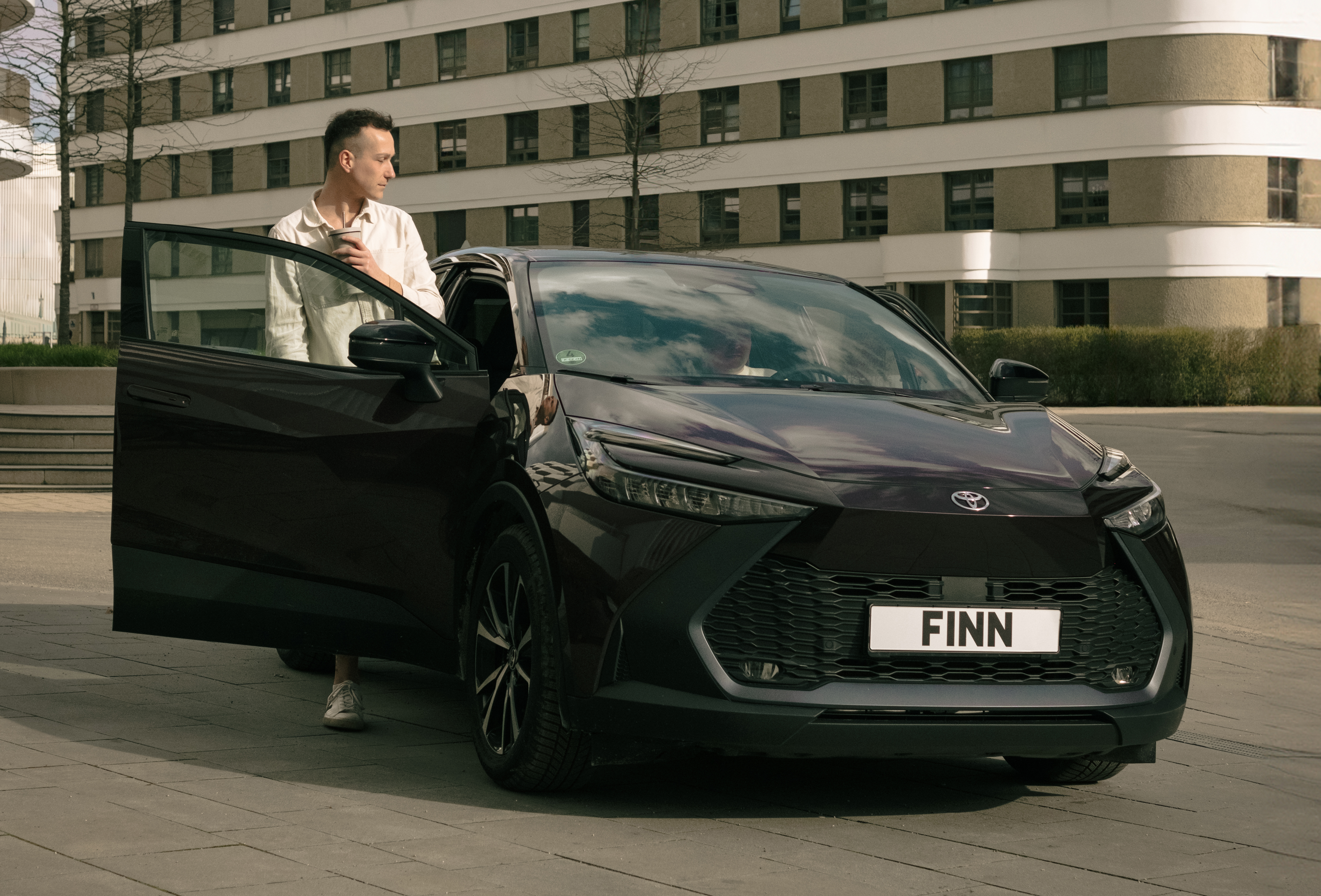 Ein Mann steigt in einen Toyota von FINN.