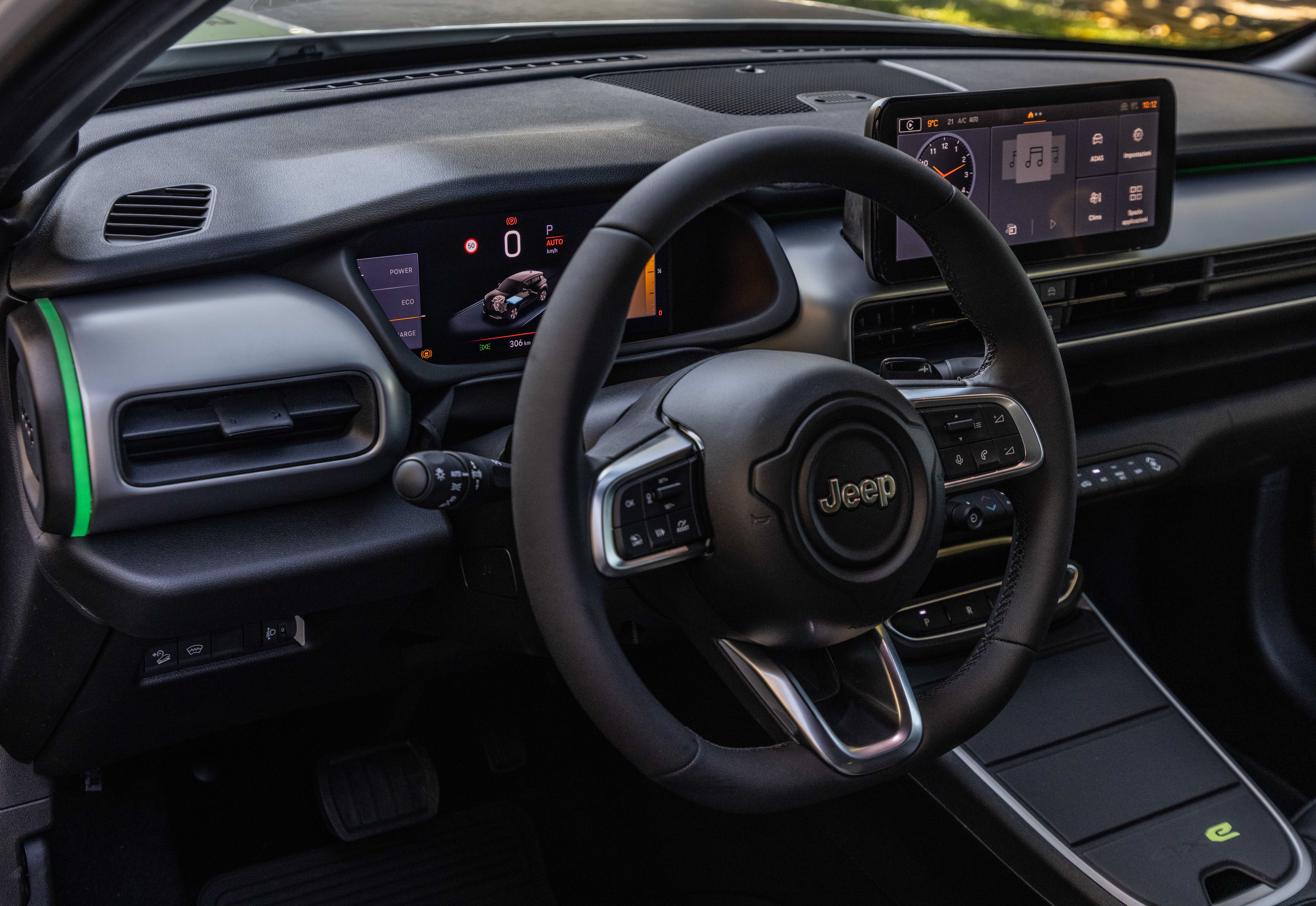 Das Cockpit des Jeep Avenger.