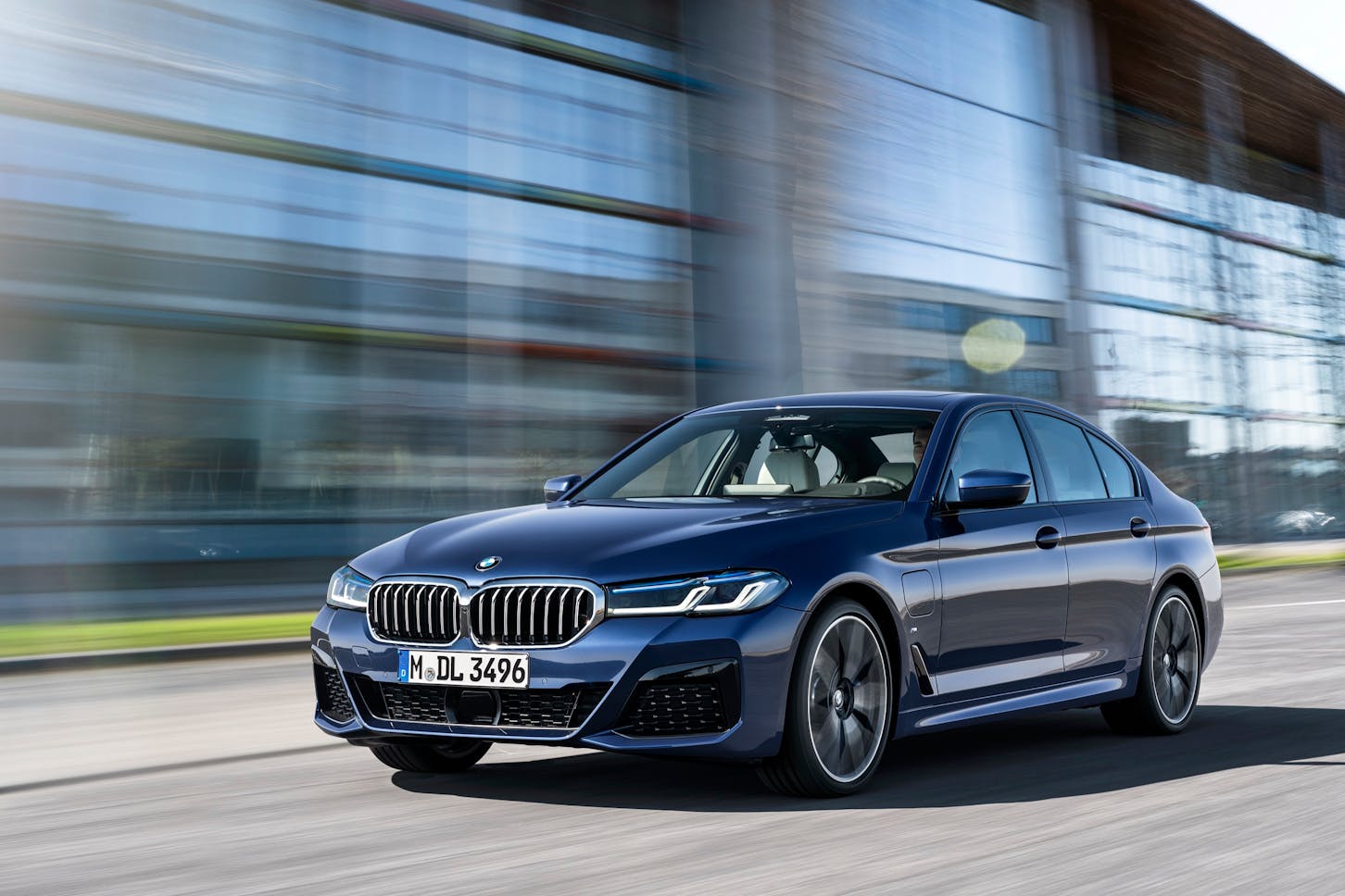 Die BMW 530e Limousine fährt auf der Straße.