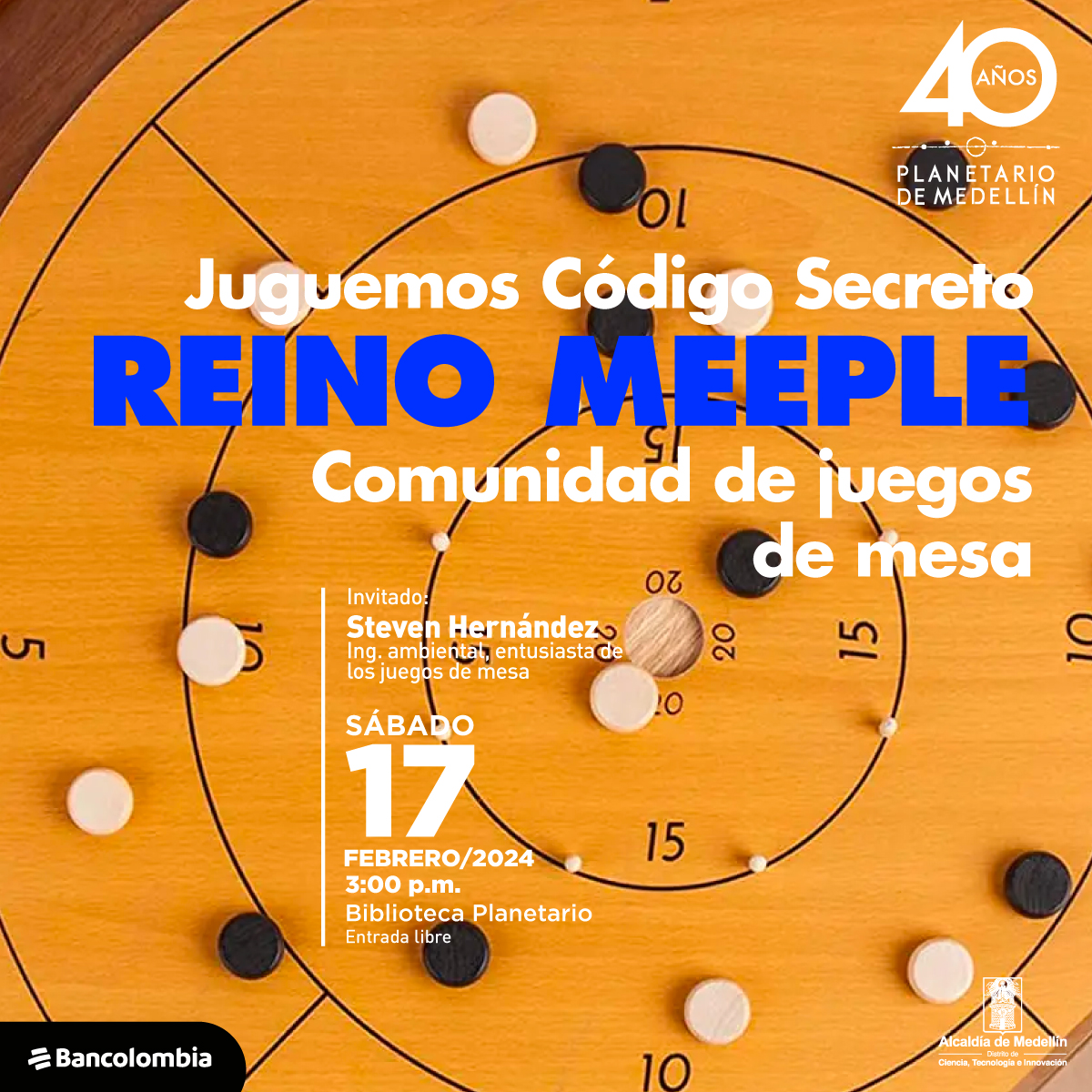 Fotografía. Tablero de juego que cuenta con diferentes círculos que escalan el tamaño, cada circulo contiene un número y en el cetro del tablero hay un agujero. Sobre el tablero diferentes piezas pequeñas. En el centro de la imagen “Juguemos Código Secreto. Reino Meeple comunidad de juegos de mesa” en la zona central de la imagen texto “invitado: Steven Hernández ingeniero ambiental, entusiasta de los juegos de mesa. Sábado 17 de febrero del 2024. Biblioteca del planetario 3:00 p.m. Entrada libre”