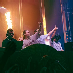 Mun Cancun rises a dancing tide.