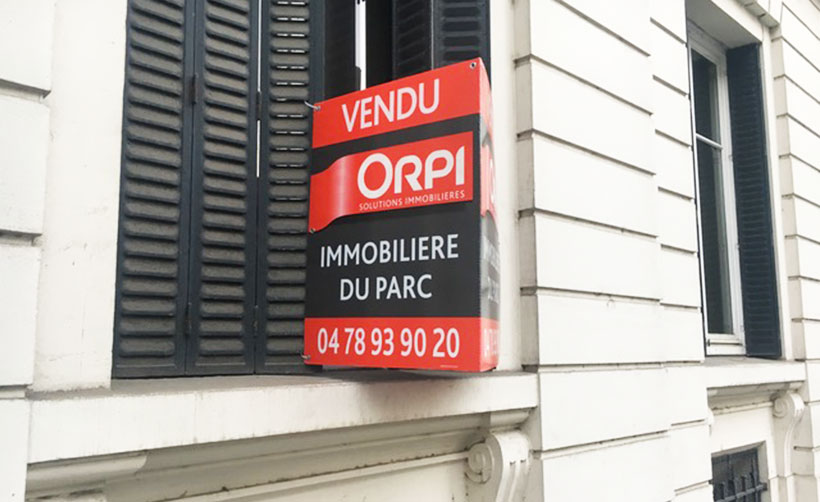 Comment maximier l'impact de son panneau immobilier avec un graphisme adapté