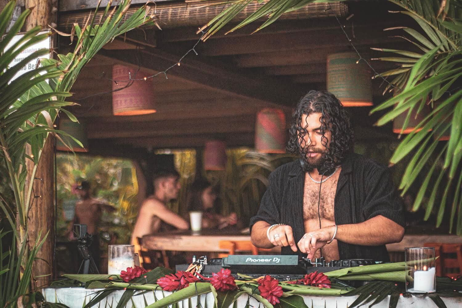 WOH Radio: Voices Radio w/ Flores b2b Tryb