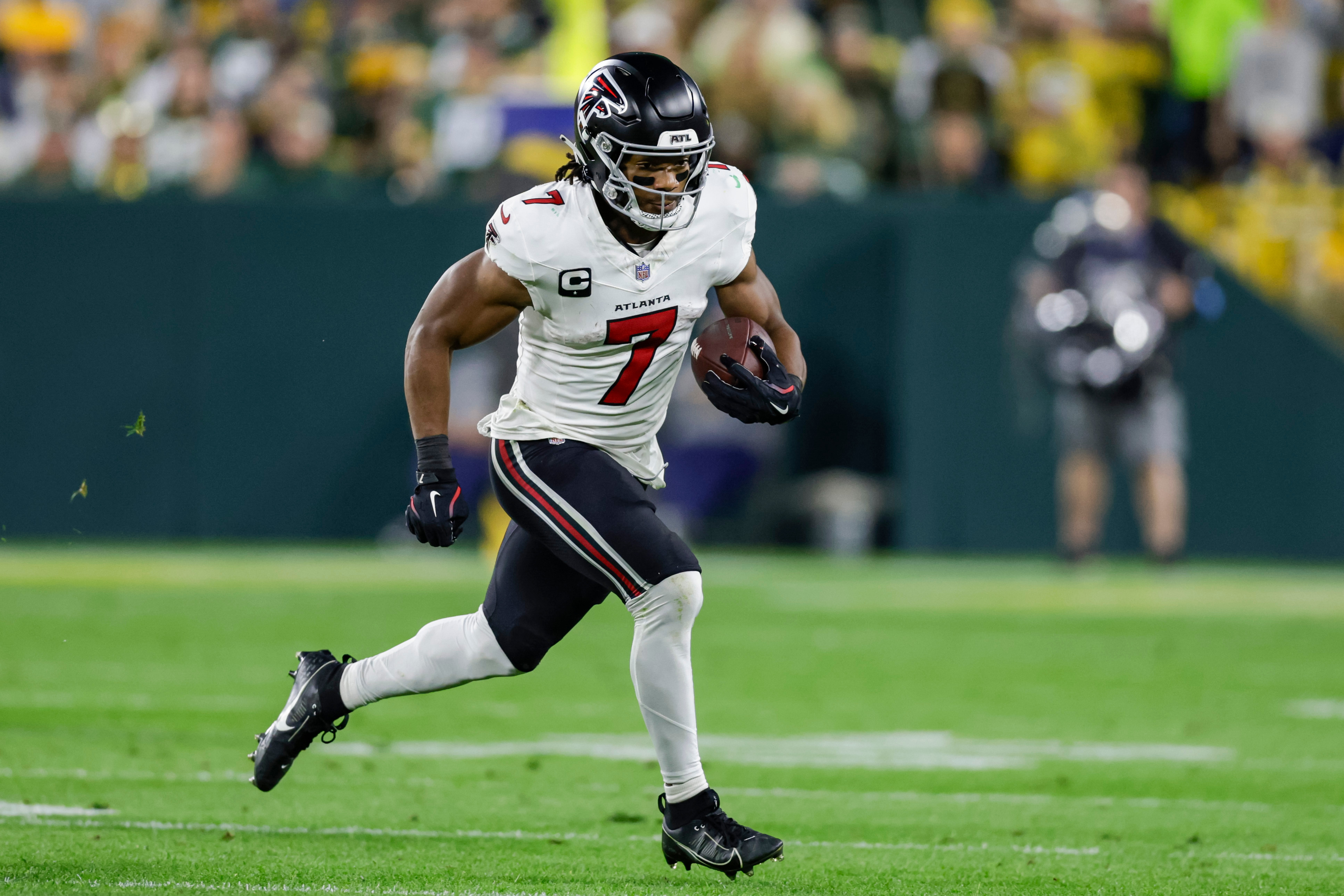 Falcons running back Bijan Robinson carries the ball during an NFL game.