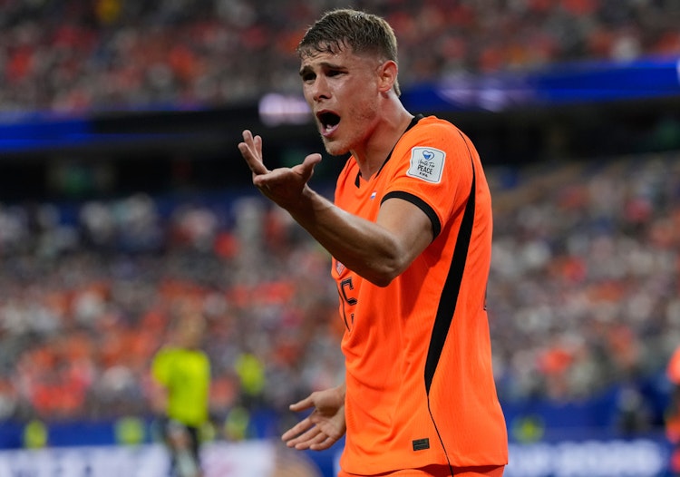 World Cup odds and Round of 32 predictions for soccer betting on Monday.