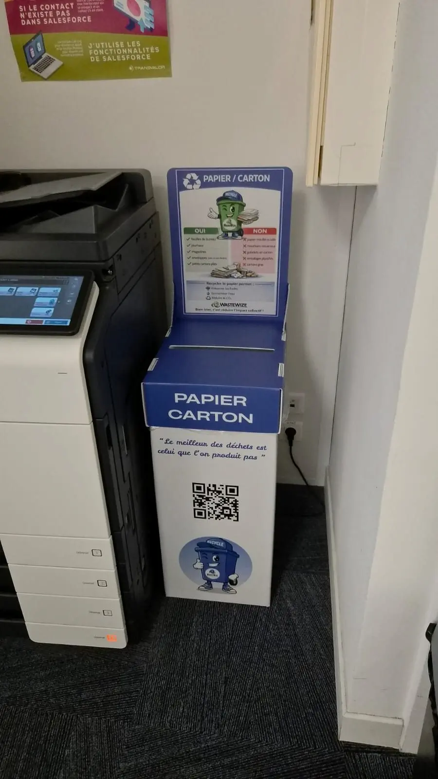 Corbeille de tri WasteWize Papier / Carton installée à côté du copieur