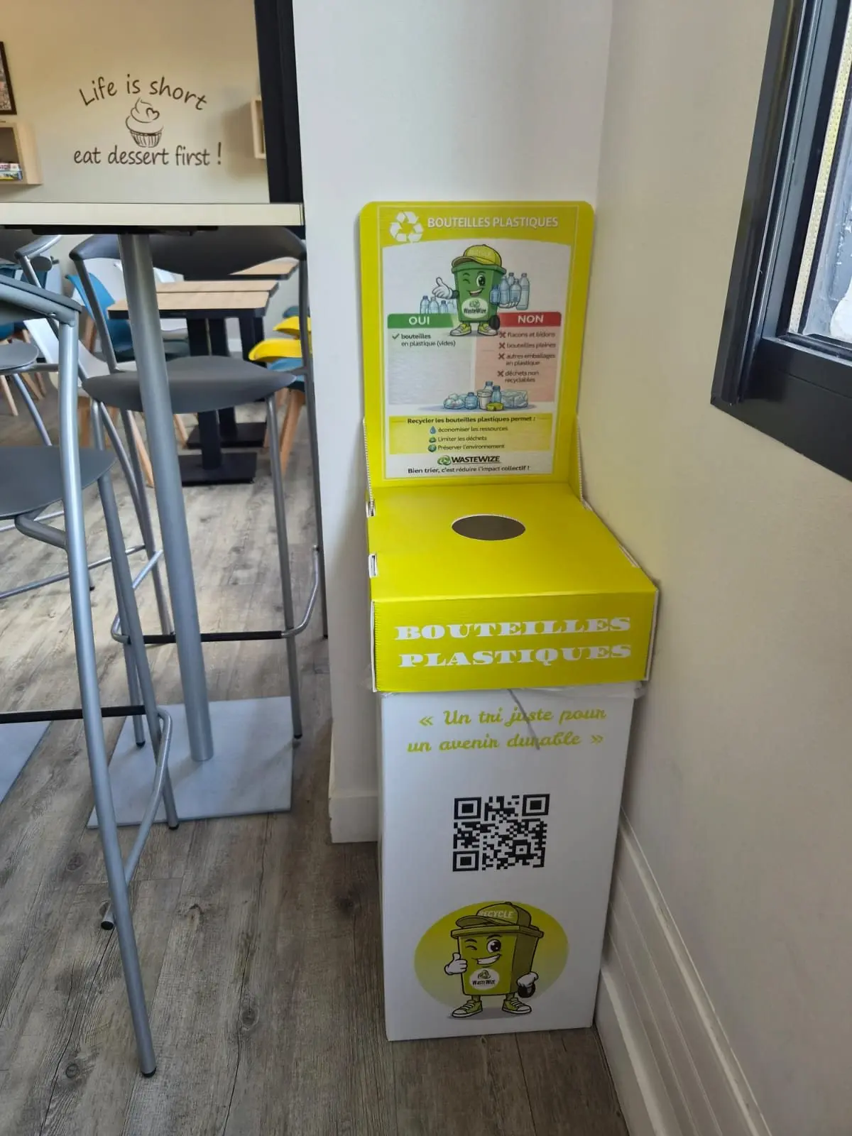 Corbeille de tri WasteWize Bouteilles plastiques dans la cafétéria