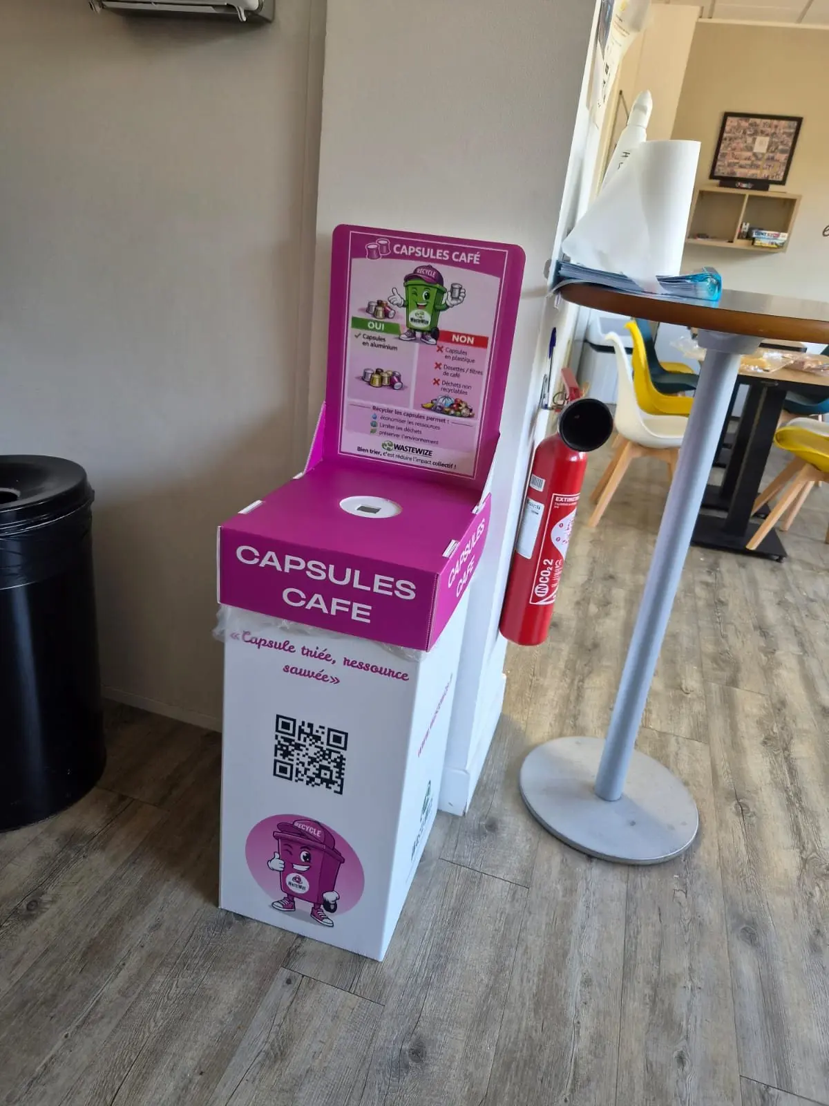 Corbeille de tri WasteWize Capsules café dans l'espace pause