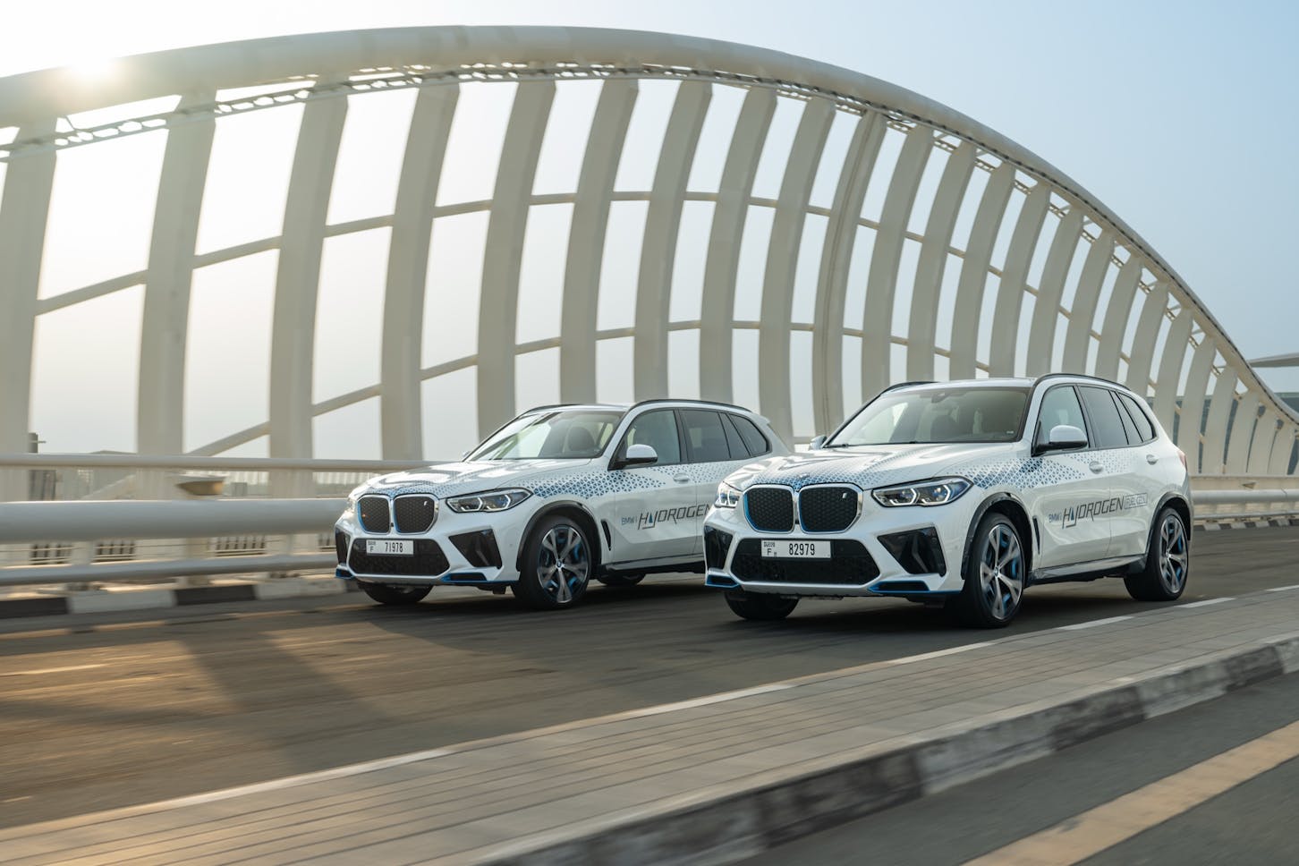 Zwei BMW iX5 Hydrogen.