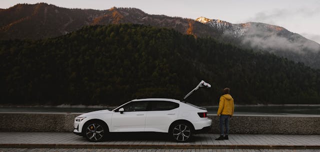 Ein Polestar wird von Hand gewaschen.