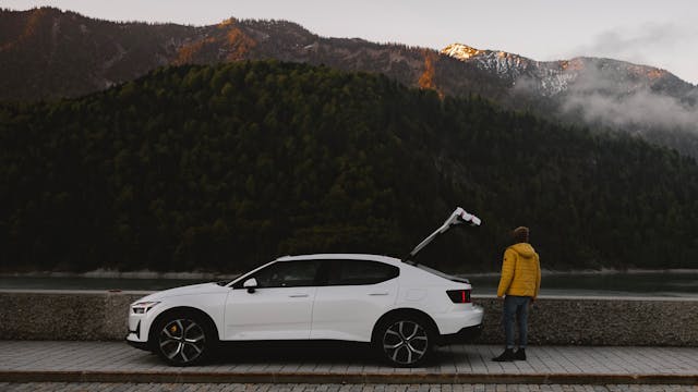 Ein Polestar wird von Hand gewaschen.