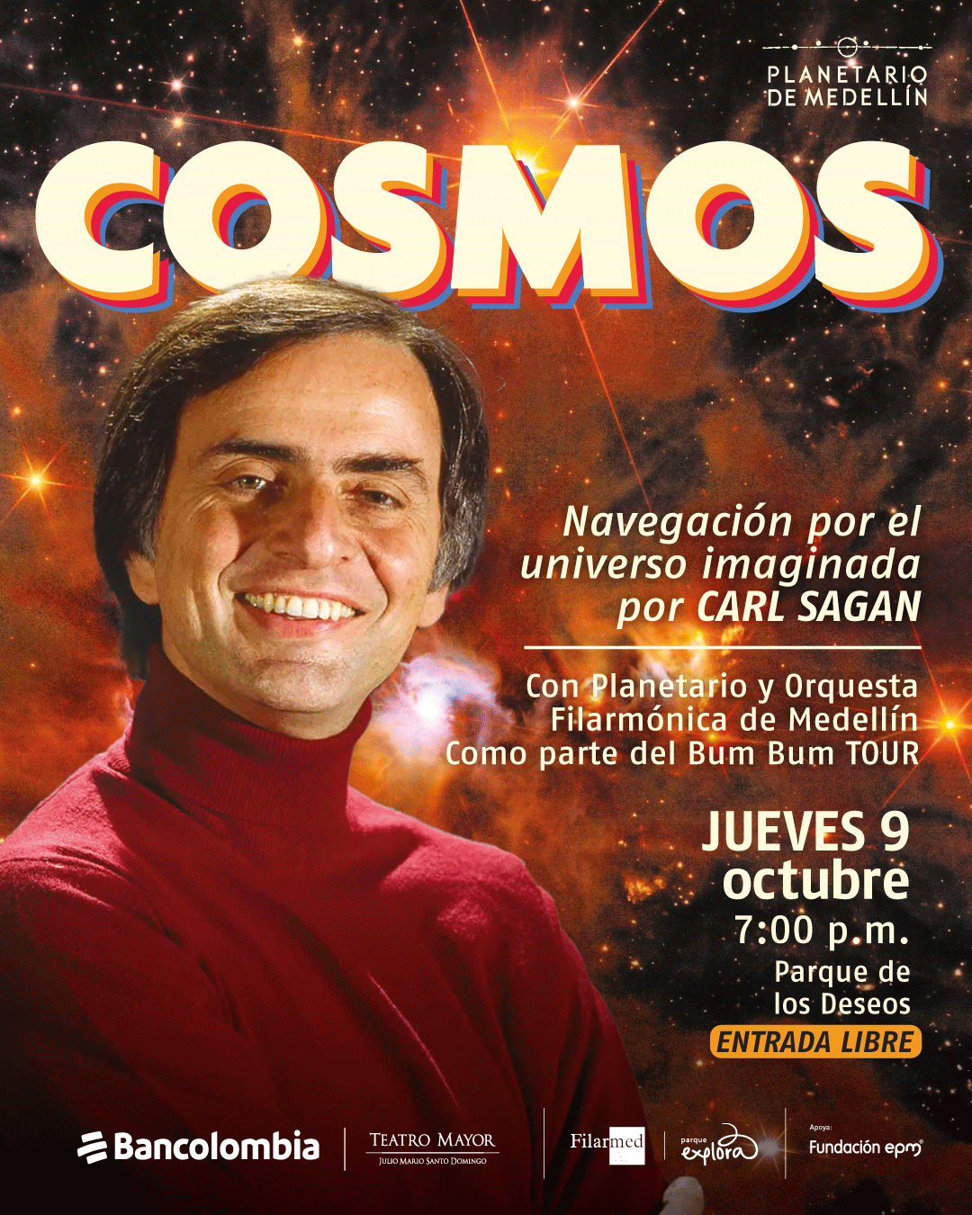 Fondo con una composición cósmica de nebulosas y puntos luminosos. En primer plano, la figura de un hombre sonriente con suéter rojo. En la parte superior, un gran texto dice: «Cosmos». Más abajo se lee: «Navegación por el universo imaginada por Carl Sagan». Luego: «Con Planetario y Orquesta Filarmónica de Medellín como parte del Bum Bum Tour». Al final, el texto: «Jueves nueve de octubre, siete de la noche, Parque de los Deseos, entrada libre». En el borde inferior se observan varios logotipos.