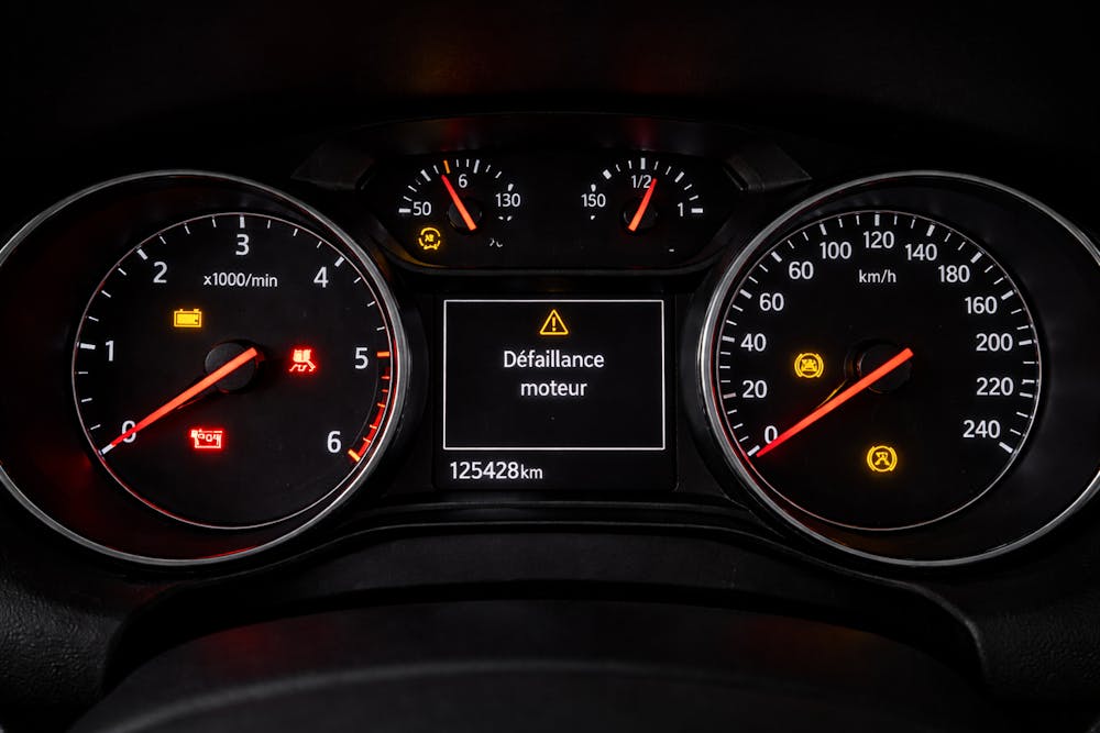 Voyants voiture : Signification de TOUS les symboles (Guide 2026)