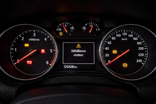 Voyants voiture : Signification de TOUS les symboles (Guide 2026)