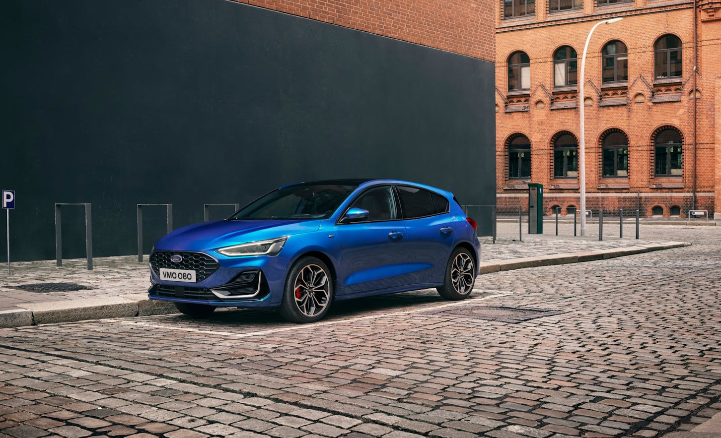 Ein blauer Ford Focus Turnier EcoBoost.
