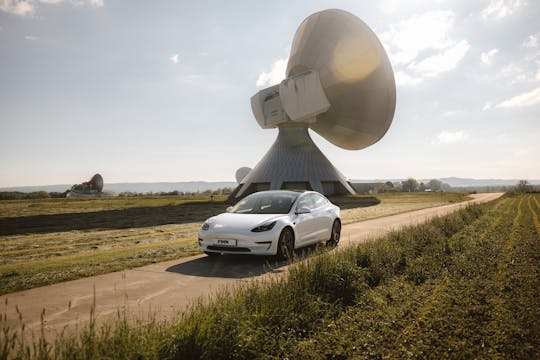 Ein Tesla auf einer Landstraße.