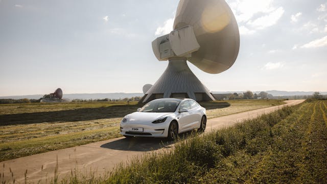 Ein Tesla auf einer Landstraße.