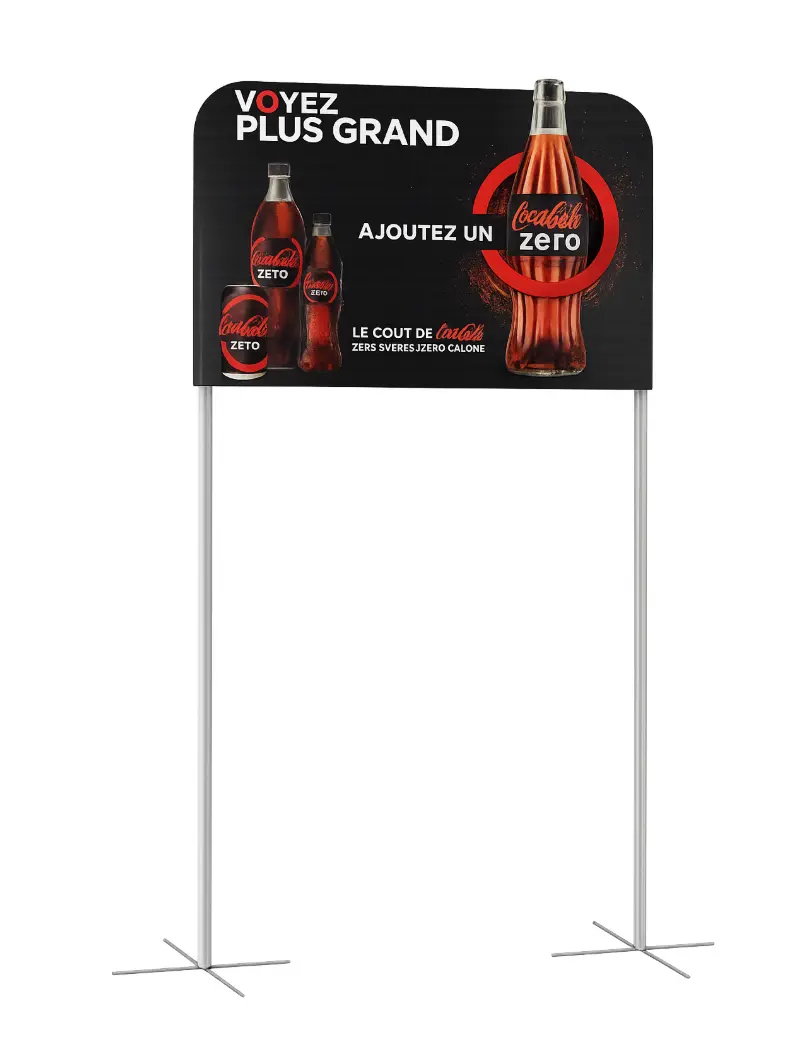 PLV sur mât visible de loin en magasin : exemple Coca-Cola avec 2 mâts et grand fronton 3D