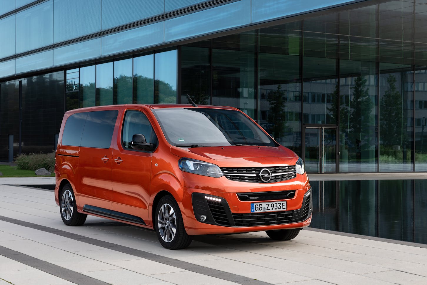 Ein roter Opel Zafira-e Life.