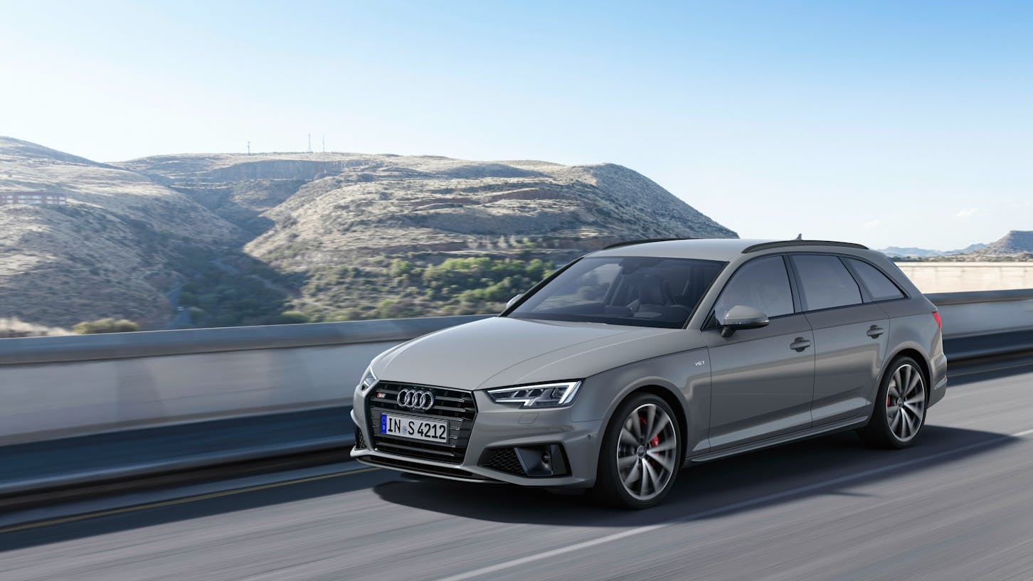 Der Audi S4 Avant fährt auf der Straße.