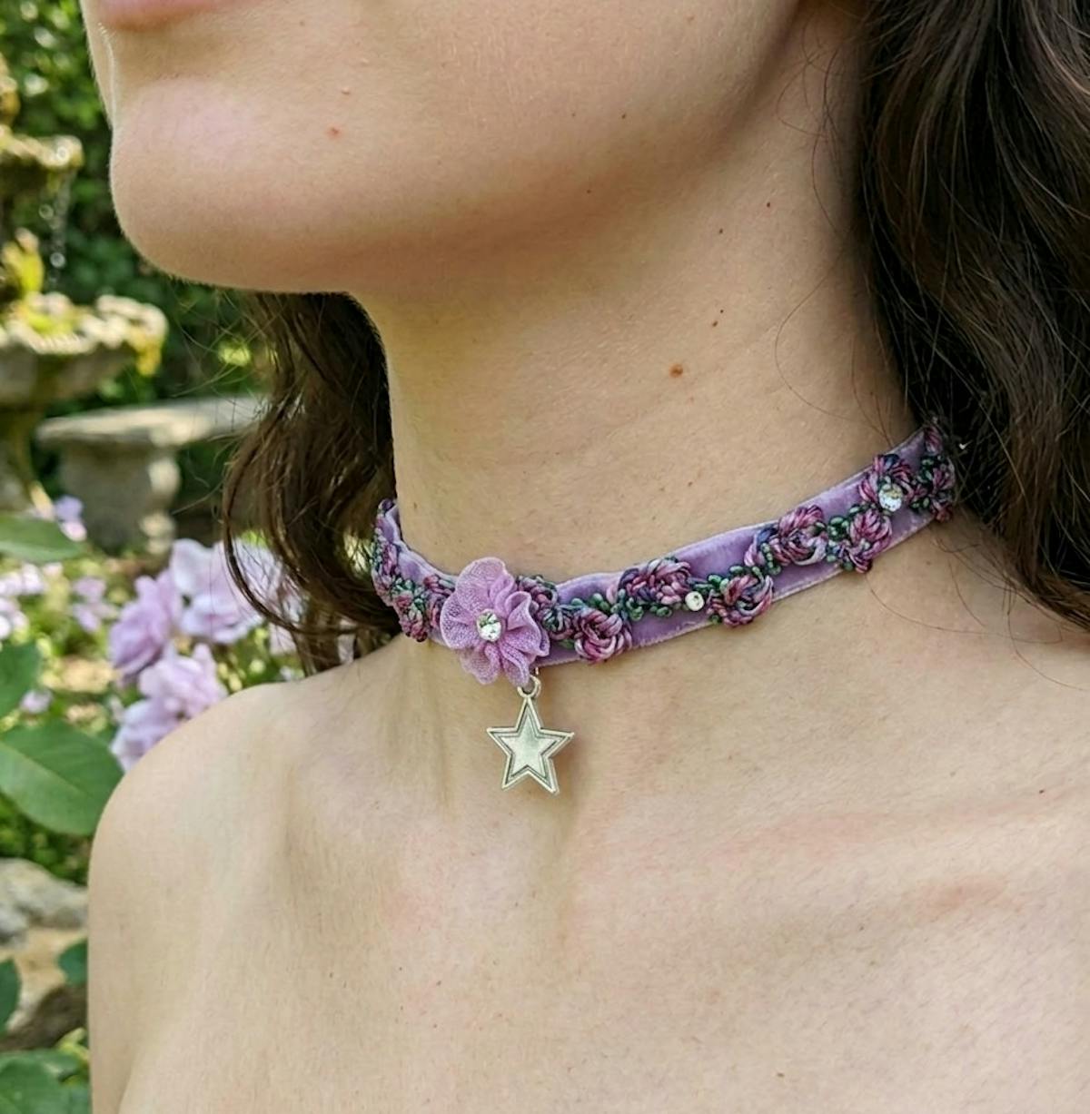 recreate this image but make the star silver and a little smaller