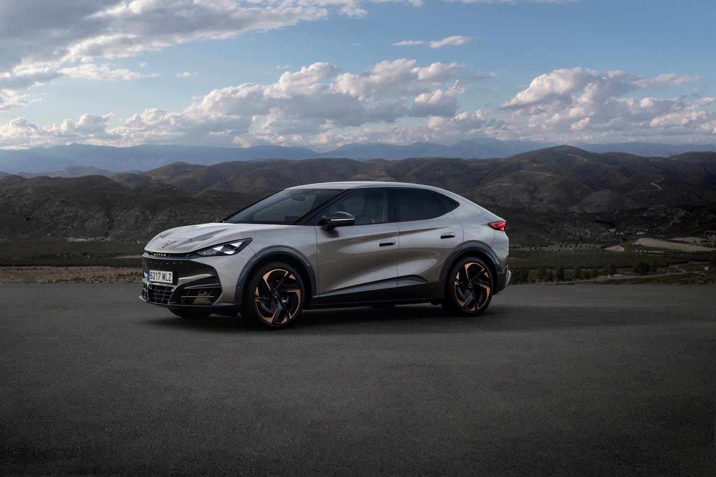 Der CUpra Tavascan in einer Berglanschaft