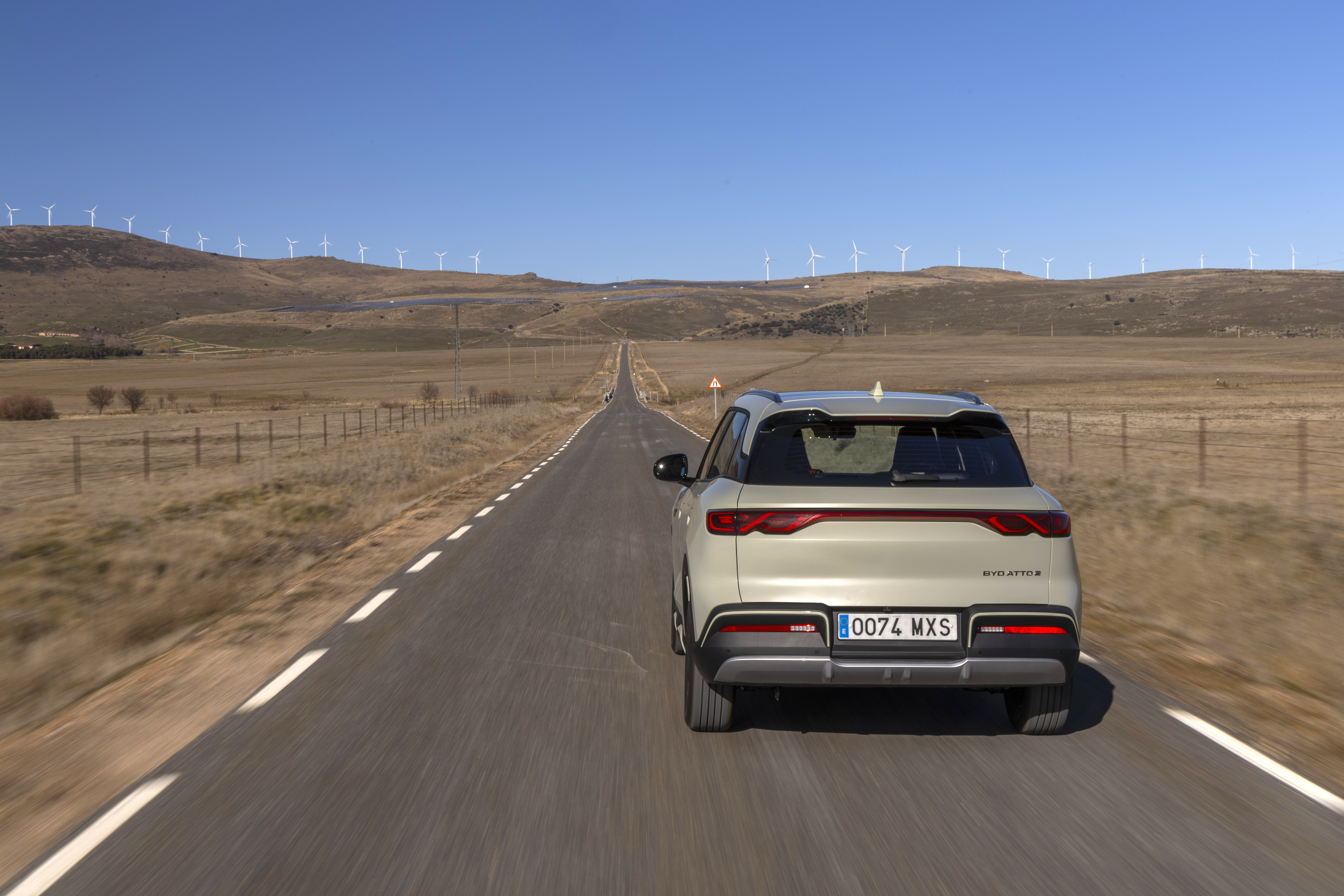 Der BYD Atto 2 von hinten.