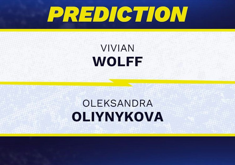 Vivian Wolff takes on Oleksandra Oliynykova in WTA Singapore action.
