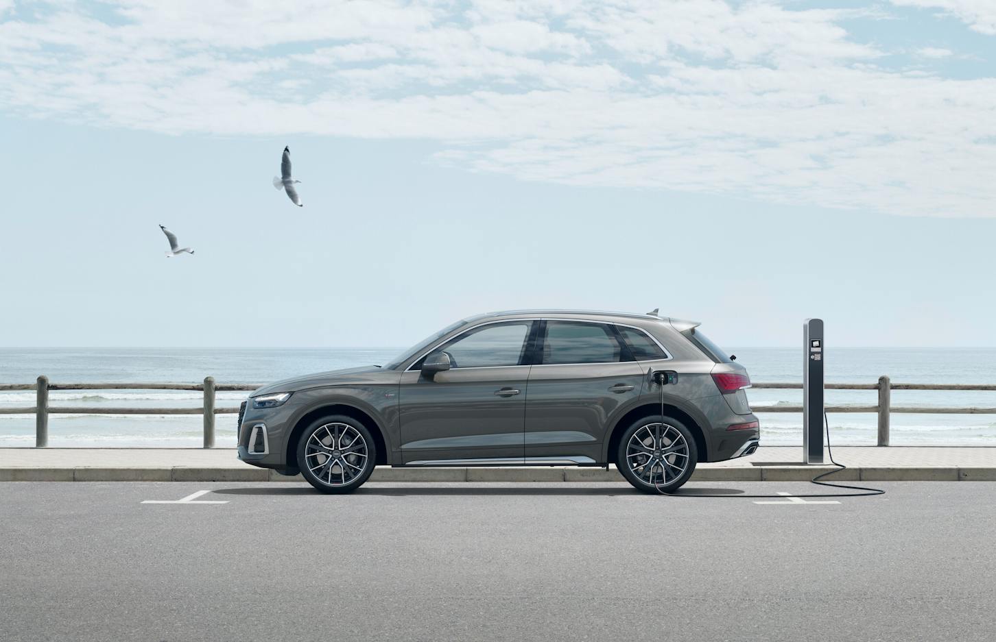 Der Audi Q5 TFSI e steht an einer Ladestation.