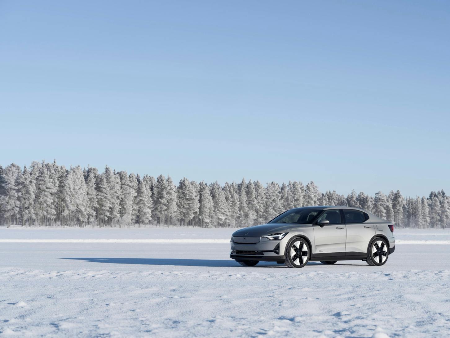 Ein Polestar 2 fährt auf Schnee.