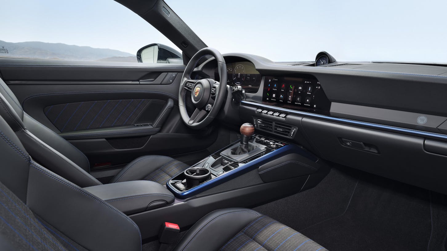Das Cockpit eines Porsche 911 Carrera T.