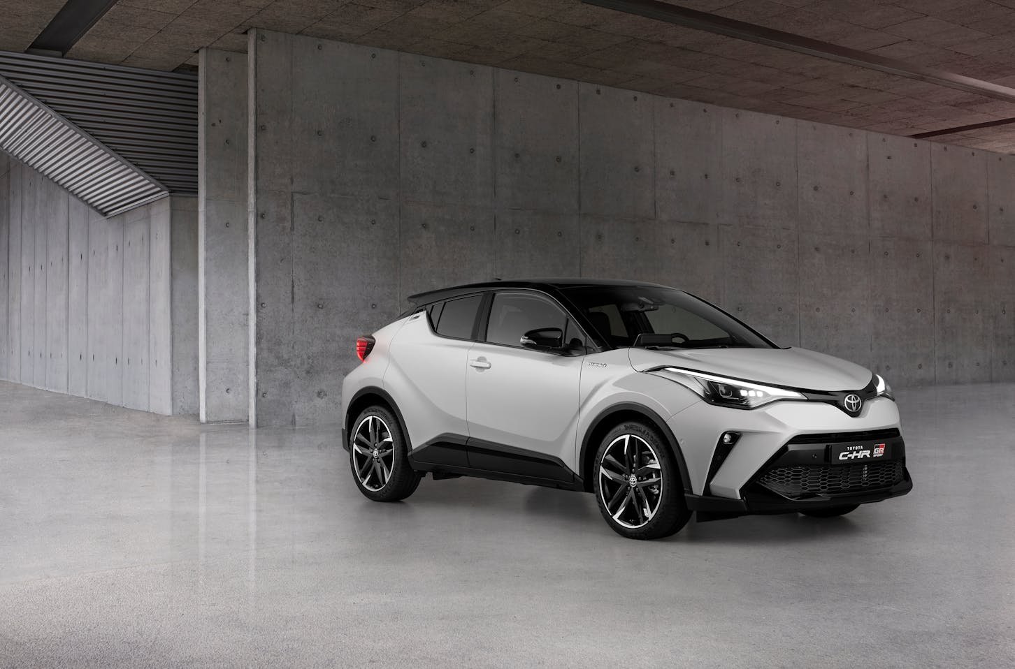 Der Toyota C-HR steht im Parkhaus.