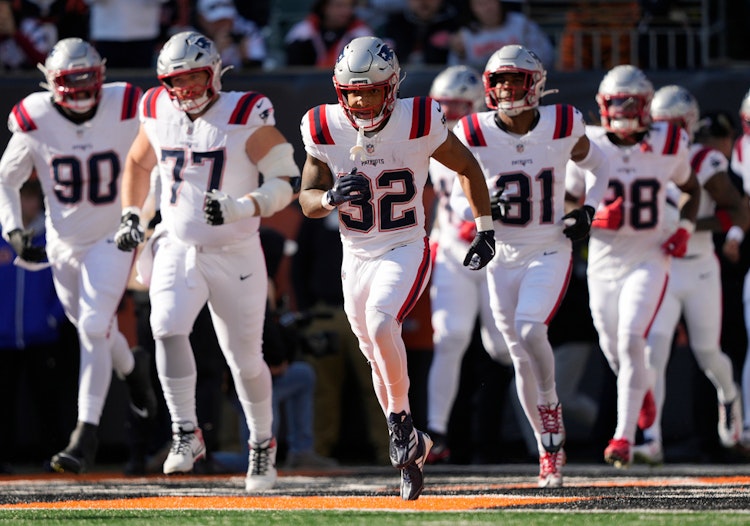 'Monday Night Football' NFL player prop bets, picks and projections for Giants and Patriots.
