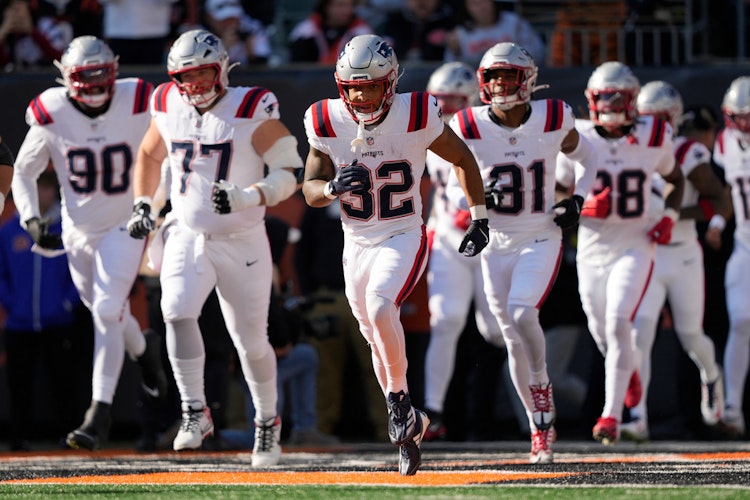 'Monday Night Football' NFL player prop bets, picks and projections for Giants and Patriots.