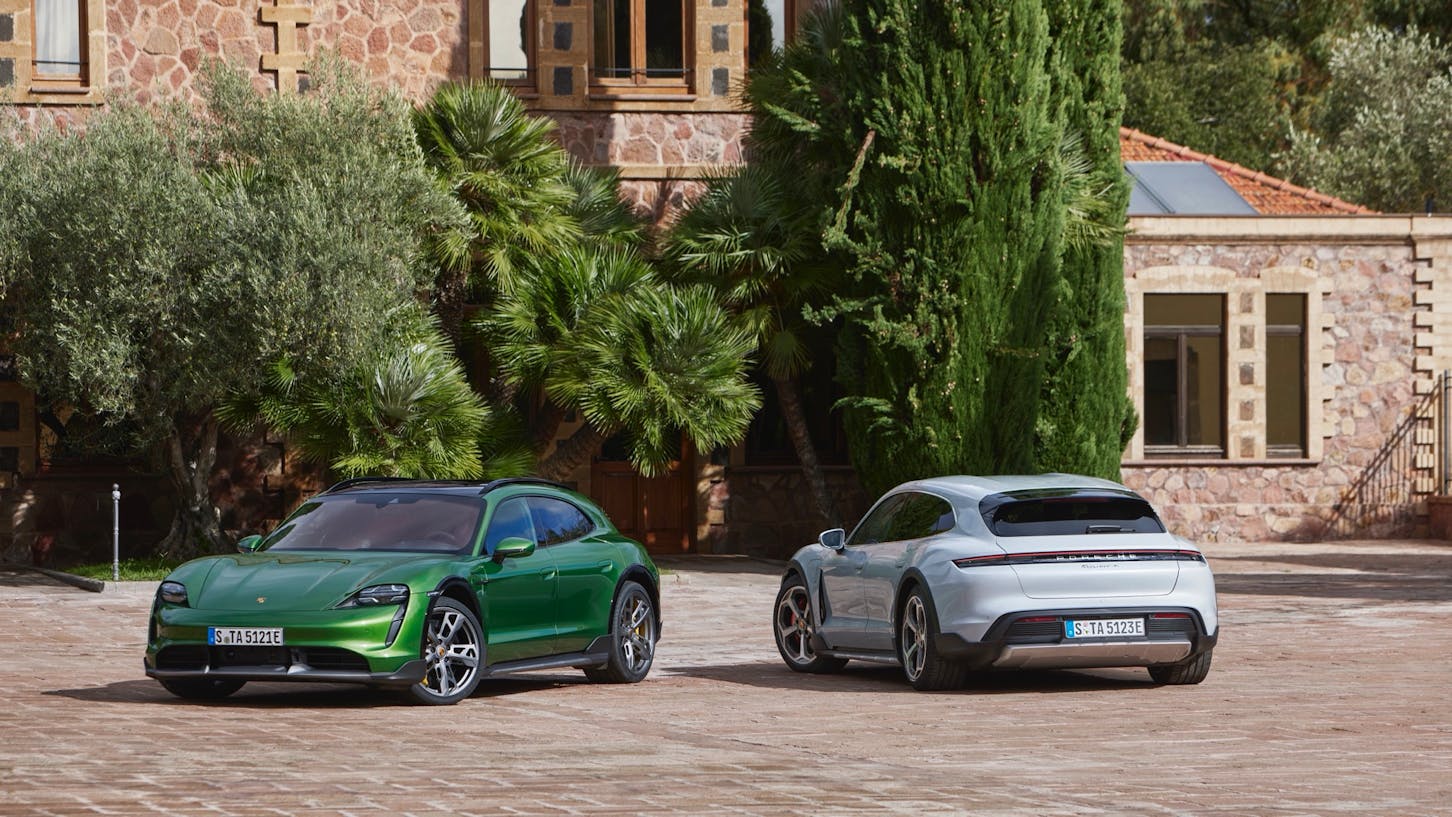 Zwei Porsche Taycan Cross Turismo.