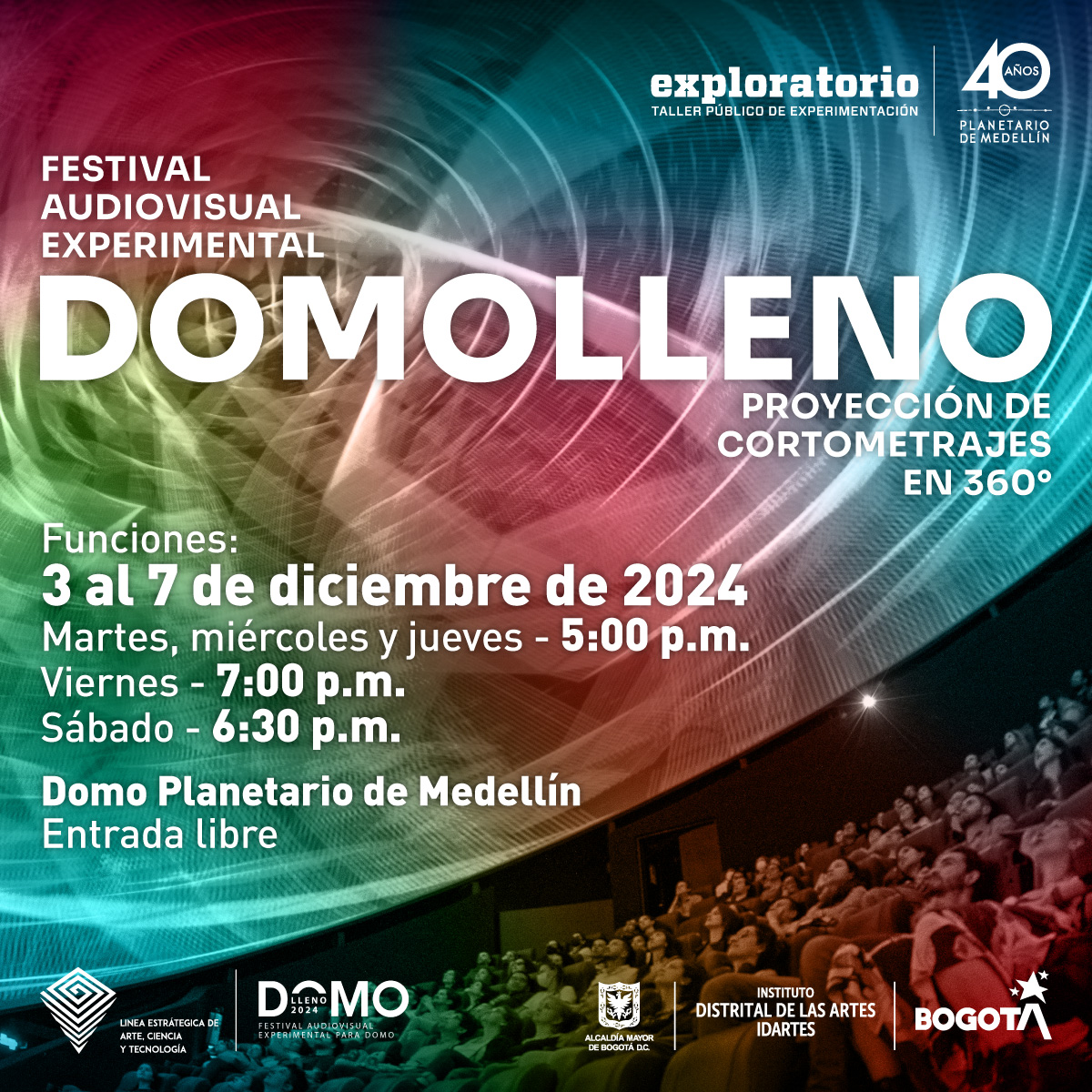 Montaje. En la parte superior de la imagen se ven líneas curvas y colores mezclados sobre una superficie redondeada, en la parte inferior se ven personas sentadas mirando hacia arriba. Un texto dice: "Festival Audiovisual Experimental Domo lleno, proyección de cortometrajes en 360 grados. Funciones: 3 al 7 de diciembre de 2024. Martes, miércoles y jueves a las 5 de la tarde, viernes a las 7 de la noche, sábado a las 6 y media de la noche. Domo Planetario de Medellín, entrada libre"