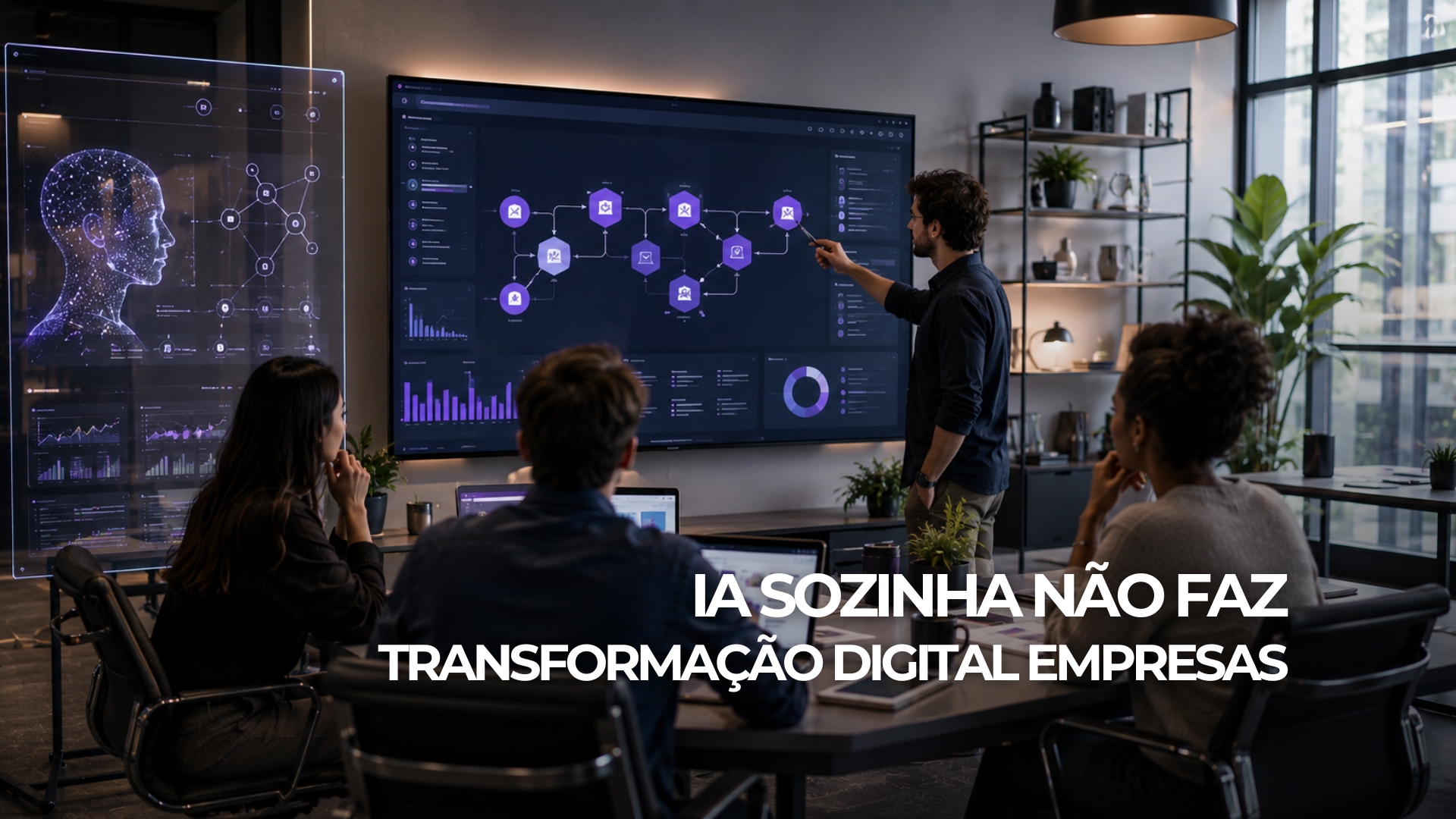 Equipe analisa um plano de transformação digital com dados, processos e recursos tecnológicos em uma tela.