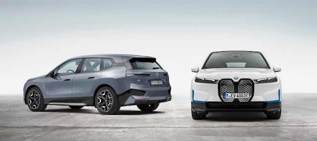 Zwei BMW iX nebeneinander.