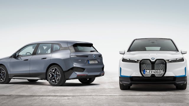 Zwei BMW iX nebeneinander.